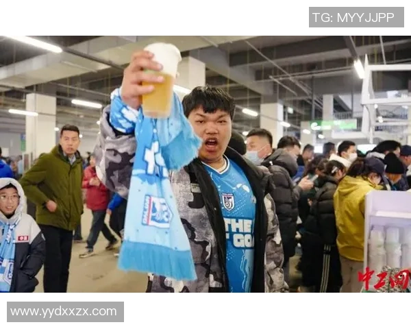 足球巨星赛后畅饮啤酒展现豪迈个性引发球迷热烈讨论